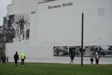 베를린 장벽에 세워졌던 베르나우어 거리에는 장벽 박물관이 생겨 여행자들의 사랑 받는 공간으로 탈바꿈하였다. /사진=손관승