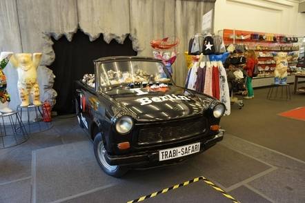 동독 자동차 트라비와 군복 등 냉전상품이 인기다./사진=손관승