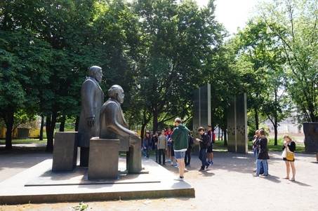 ‘공산당 선언’을 쓴 마르크스와 엥겔스 동상 앞은 이제 오래 전의 추억을 기념하는 사진찍기 좋은 명소일 뿐이다./사진=손관승