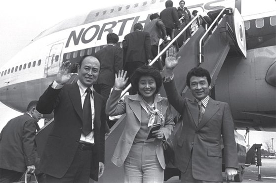 1976년 선우용여가 동료 배우 박병호(왼쪽)·이순재와 함께 일본으로 출국하기 전 팬들에게 인사하고 있다.
