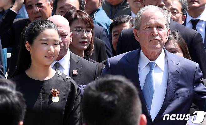 고 노무현 대통령 손녀 노서은 양과 조지 부시 전 미국 대통령이 23일 오전 경남 김해 봉하마을에서 열린 노 전 대통령 서거 10주기 추도식에 참석하고 있다. /사진=뉴스1