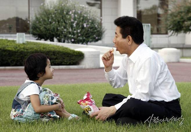 청와대에서 노 전 대통령과 노서은양이 과자를 먹으며 장난치고 있다./사진=사람사는세상 노무현재단