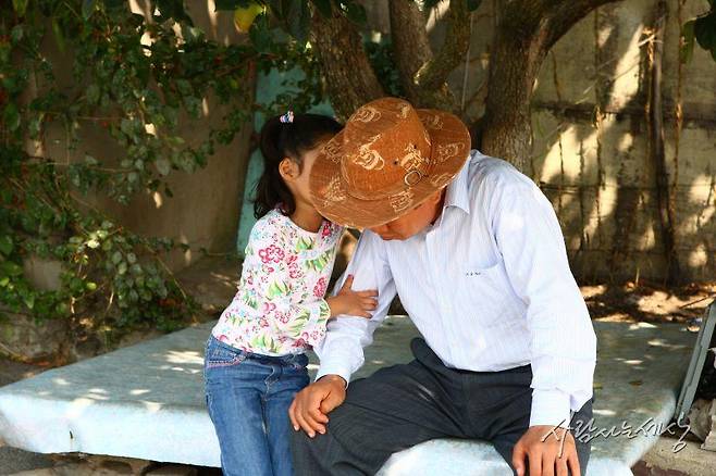 노서은양의 귓속말을 들어주는 노 전 대통령./사진=사람사는세상 노무현재단