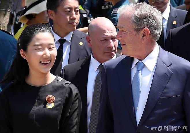 23일 노 전 대통령 10주기 추도식에서 노서은양이 조지 부시 전 미국 대통령과 함께 서 있다./사진=김휘선 기자