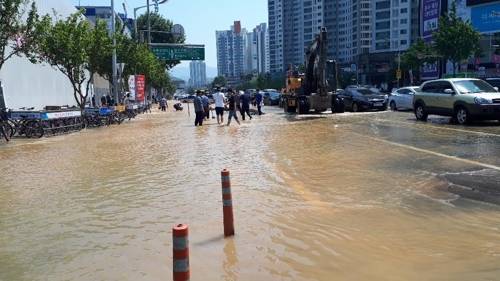 죽전네거리 상수도관 파열 [독자 제공]