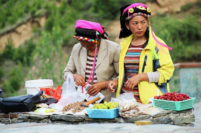 갑거장채의 자룽족 아가씨.
