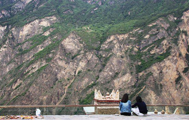 3호 관망대에서 본 갑거장채 앞산.