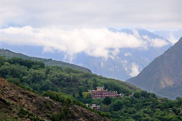 아침에 갑거장채에서 본 모얼둬산.