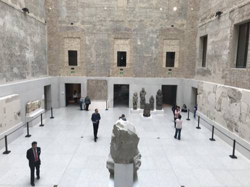 페르가몬 박물관(Pergamonmuseum). 건축가 알프레드 메셀의 설계로, 매년 약 100만명의 방문객을 유치하여 베를린에서 인기 있는 박물관이 됐다. 이스타르 문과 과정적인 길, 인상적인 로마 마켓 문, 그리고 이슬람 미술 박물관의 매혹적인 콜렉션이 방문객을 이끈다.