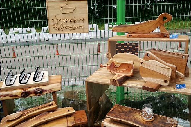 세월호 유가족들이 만든 다양한 목공품들.(사진=오요셉 기자)