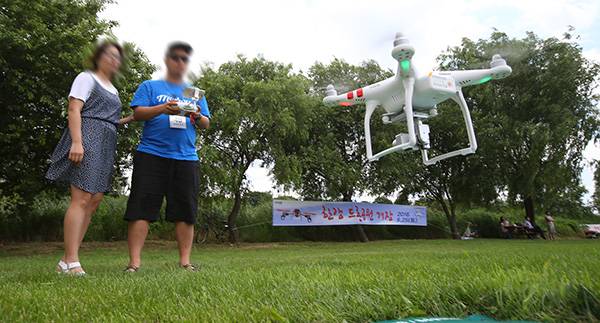 ⓒ연합뉴스 2015년 이후 생겨난 드론 자격증은 현재 294개에 이른다. 사진은 서울 광나루 ‘한강 드론 공원’에서 드론을 날리는 시민.