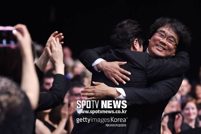 ▲ ▲ '기생충'이 황금종려상 수상작으로 발표되자 봉준호 감독(왼쪽)이 송강호와 포옹하고 있다. ⓒ게티이미지