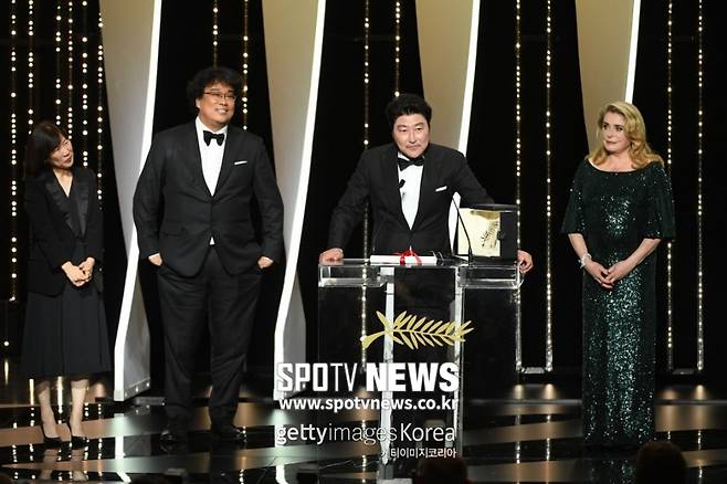 ▲ ▲ '기생충'의 주연배우 송강호(오른쪽에서 두번째)가 황금종려상 수상 소감을 말하고 있다. ⓒ게티이미지