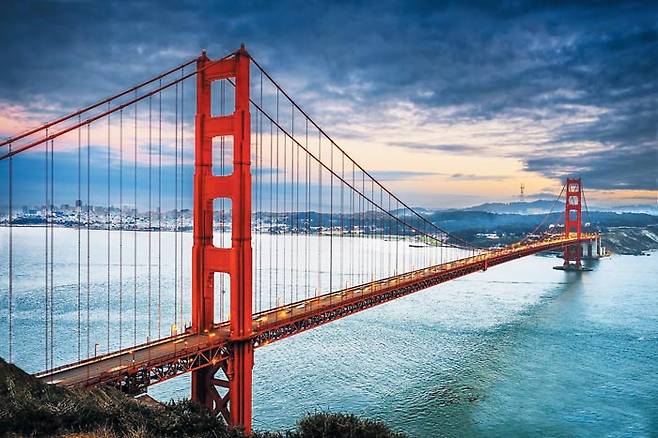 금문교(Golden Gate Bridge), 1937년 개통.