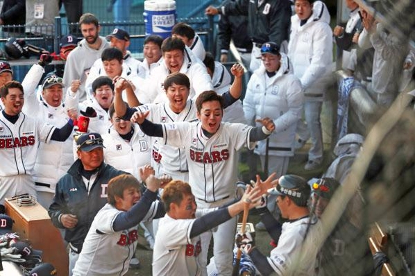 2016시즌 한국시리즈 2차전에서 두산 김재환이 홈런을 치고 동료들의 환호를 받고 있다. /연합뉴스
