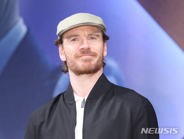 【서울=뉴시스】조수정 기자 = 영화 '엑스맨: 다크 피닉스'내한 기자간담회가 열린 27일 오전 서울 여의도 콘래드호텔에서 매그니토, 에릭 랜셔 역 배우 마이클 패스벤더가 포즈를 취하고 있다. 2019.05.27. chocrystal@newsis.com