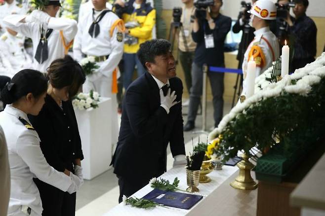 목 놓아 고인을 부르는 아버지(사진=연합뉴스)