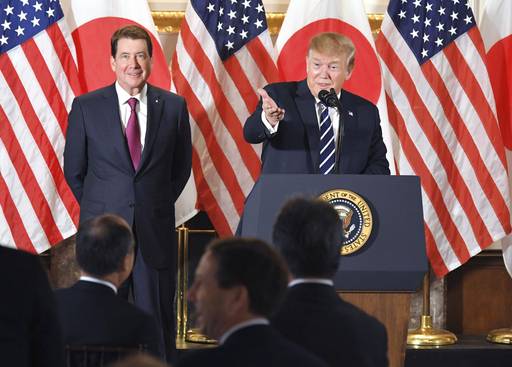 25일 일본에 도착한 도널드 트럼프 미국 대통령이 도쿄 미나토(港)구 주일 미국 대사관저에서 일본 기업인들과 함께 한 만찬에서 발언하고 있다. 만찬에는 소프트뱅크, 도요타자동차, 라쿠텐, 히타치(日立)제작소, 미쓰비시(三菱)UFJ파이낸셜그룹 등 일본 주요 기업의 경영자 30명이 대거 참석했다. 연합뉴스