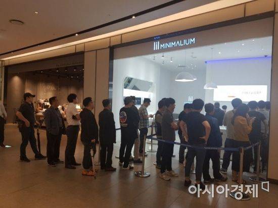 KT&G의 액상형 전자담배 '릴 베이퍼' 판매 첫날인 27일 소비자들이 릴 미니멀리움 송도점 오픈을 기다리며 길게 줄 지어 있다. (사진=최신혜 기자)