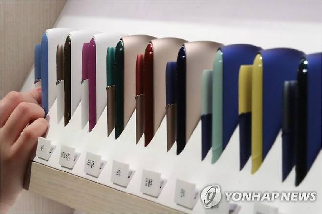 23일 오전 서울 종로구 포시즌스호텔서울에서 열린 궐련형 전자담배 아이코스 신제품 발표 기자간담회에서 한 직원이 신제품 2종 중 '아이코스3'를 선보이고 있다. '아이코스3'는 최근 모델인 '아이코스 2.4'보다 홀더 충전 시간이 약 40초 빨라졌다. '아이코스3 멀티'는 재충전 필요 없이 1회 충전당 최대 6분 또는 14모금, 연속으로는 10회 사용이 가능한 것이 특징이다. (사진=연합뉴스)