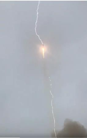 발사된 '소유스-2.1b' 로켓에 번개가 떨어지는 모습. [타스=연합뉴스]