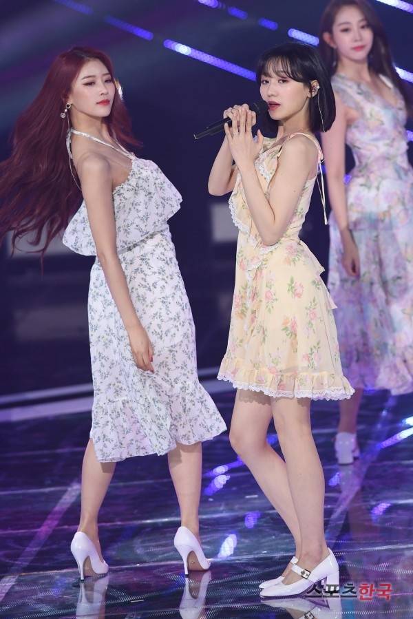 '더쇼' 생방송 공연에 참석한 러블리즈 이미주, 류수정. 사진=윤수정 기자 pic@hankooki.com