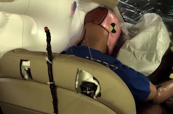 에어백이 펴지는 시간은 0.04초에 불과합니다. [사진=유튜브 화면캡처]