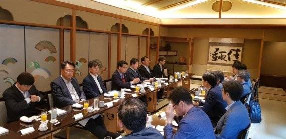 국회 외교통일위원회 소속 의원들이 29일 오전 도쿄특파원단과 1박2일의 방일활동에 대해 설명하고 있다.