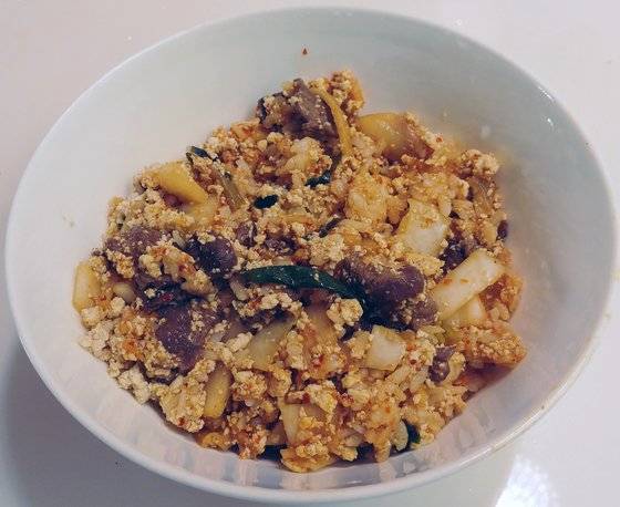 두부, 김치에 찬밥을 만 김치말이. [사진 민국홍]