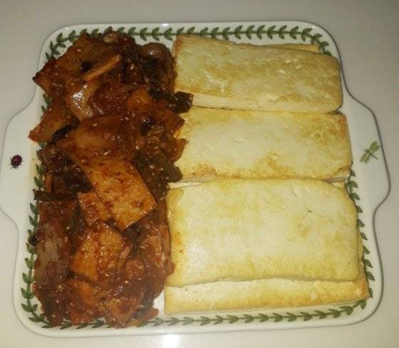 두부에 볶은 김치를 곁들이면 맛있게 먹으면서 다이어트를 할 수 있다. [사진 민국홍]