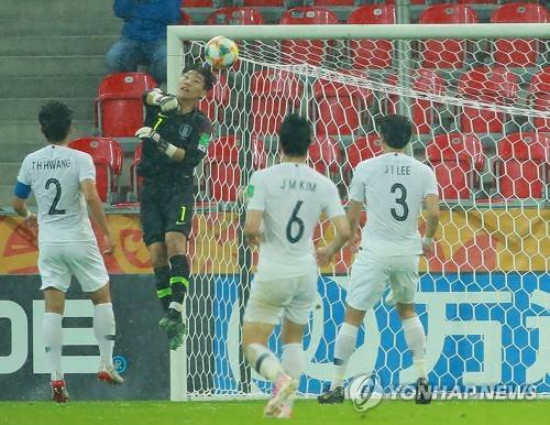 '선방쇼' 이광연 (티히[폴란드]=연합뉴스) 홍해인 기자 = 28일 오후(현지시간) 폴란드 티히 경기장에서 열린 2019 국제축구연맹(FIFA) 20세 이하(U-20) 월드컵 F조 조별리그 2차전 한국과 남아프리카공화국의 경기.       전반전 한국 이광연 골키퍼가 상대의 공격을 펀칭으로 막아내고 있다. 2019.5.29 hihong@yna.co.kr