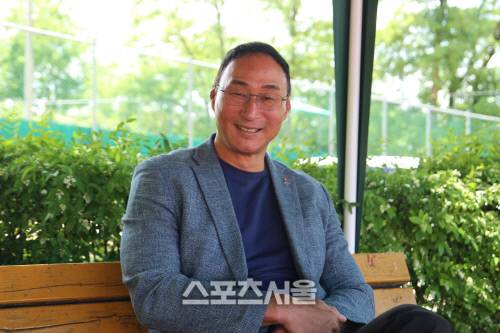 장재근 서울시청 육상 감독이 스포츠서울과의 인터뷰를 마치고 기념촬영을 하고 있다. 이용수기자