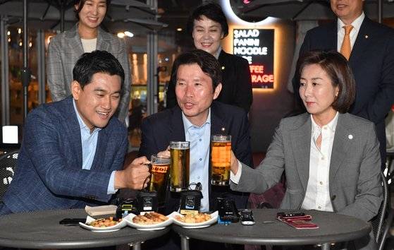오신환 바른미래당, 이인영 더불어민주당, 나경원 자유한국당 원내대표(왼쪽부터)가 20일 오후 서울 여의도의 한 카페에서 열린 국회 정상화 방안 논의를 위한 '호프 타임' 회동에서 건배하고 있다. [국회사진기자단]