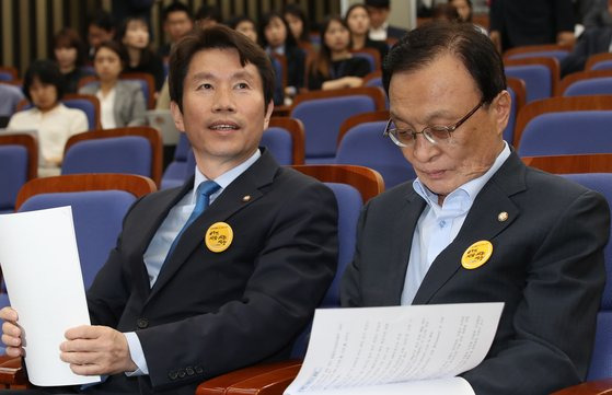 새 원내 사령탑을 맡은 이인영 더불어민주당 원내대표가 22일 첫 의원총회를 소집했다. 이날 국회 정상화를 위해 야당의 제안을 어느 정도 수용할 것인지에 대해 논의했다. [오종택 기자]