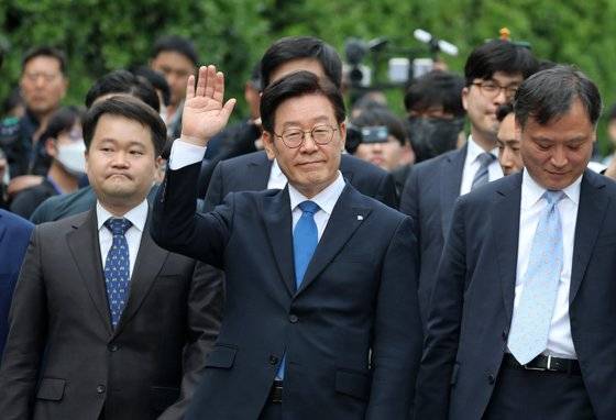 이재명 경기지사가 16일 오후 수원지방법원 성남지원에서 열린 1심 선고 공판에서 무죄를 선고 받은 뒤 법원을 나서고 있다. [뉴스1]