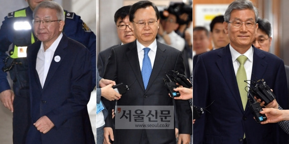 사법행정권 남용 의혹으로 기소된 양승태 전 대법원장이 29일 첫 재판이 열리는 서울 서초구 서울중앙지법으로 들어서고 있다(왼쪽). 양 전 대법원장과 함께 재판에 넘겨진 박병대(가운데) 전 대법관과 고영한(오른쪽) 전 대법관도 차례차례 법정으로 향하고 있다.박지환 기자 popocar@seoul.co.kr
