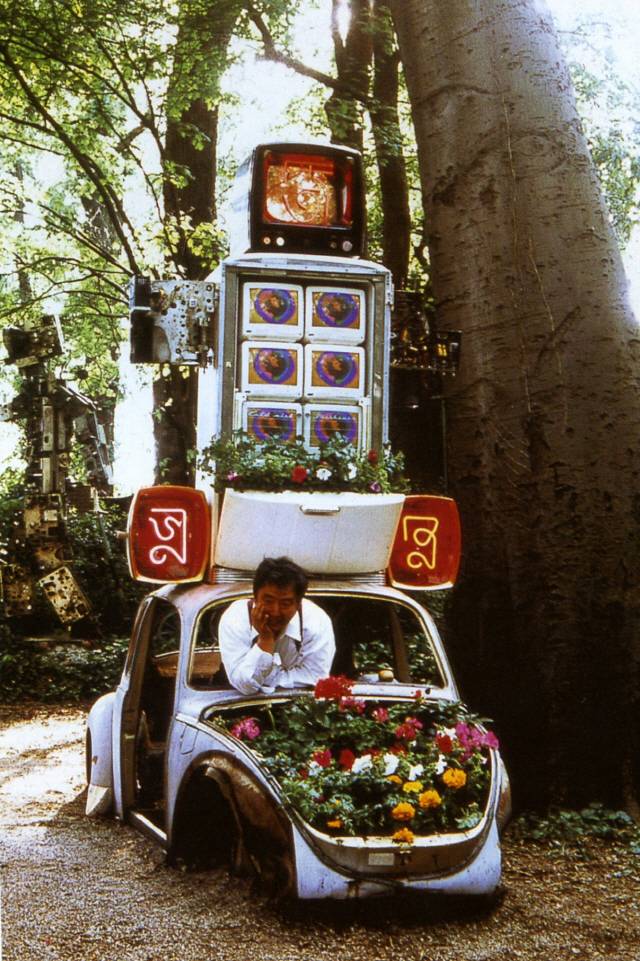 1993년 베니스비엔날레 독일관 작가로 참여한 백남준이 작품 ‘마르코 폴로’ 설치를 마친 후 사진촬영을 하고 있다. /사진제공=박영덕