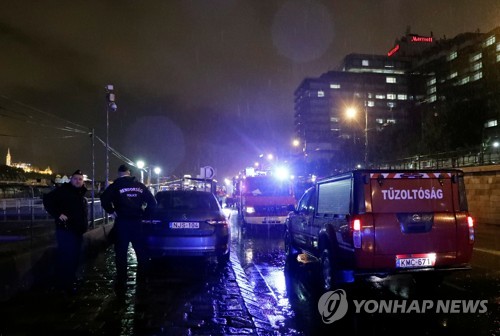 '한국인 탑승' 헝가리 유람선 침몰 사고 현장에 출동한 경찰과 소방관 [로이터=연합뉴스]