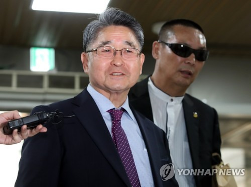 '5·18 북한군 개입설' 지만원, 속행 공판 출석 (서울=연합뉴스) 임헌정 기자 = 5·18 광주민주화운동 당시 북한군이 침투했다고 주장한 지만원 씨가 16일 오후 서울 서초구 서울중앙지법에서 열린 속행공판에 출석하며 취재진 질문에 답하고 있다. 2019.5.16 kane@yna.co.kr