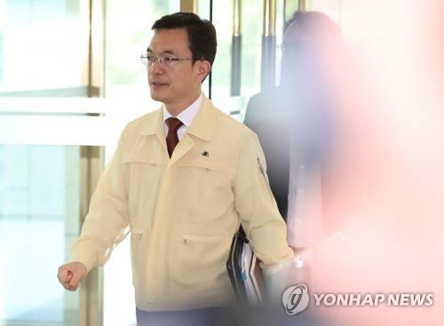 이동하는 조세영 1차관 (서울=연합뉴스) 김도훈 기자 = 조세영 외교부 제1차관이 30일 오전 서울 종로구 외교부 청사 안을 이동하고 있다.       외교부는 3급 비밀에 해당하는 한미정상 간 통화내용을 유출한 혐의를 받고 있는 주미대사관 소속 참사관 K씨에 대한 징계심의위원회를 이날 오전 개최한다. 2019.5.30 superdoo82@yna.co.kr