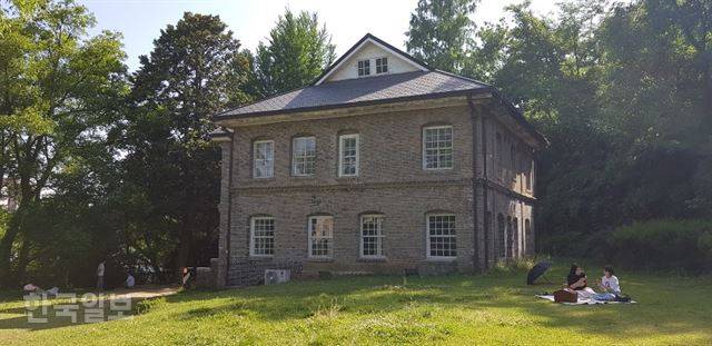 우일선 선교사 사택으로 소풍 나온 시민들이 그늘 밑에서 휴식을 취하고 있다.