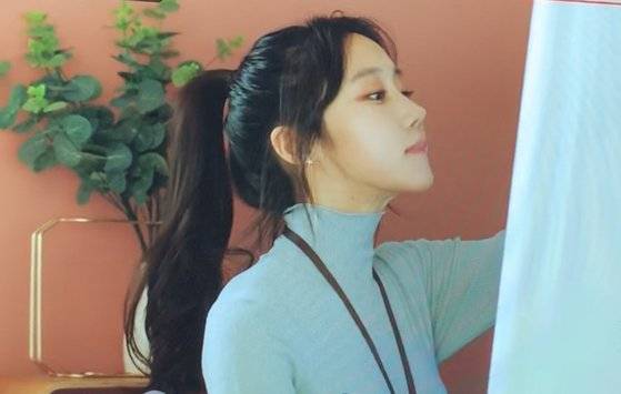 연기자 이하은. 어릴 때부터 무용을 전공한 그는 고교 때 돌연 미국으로 유학을 떠나 뉴욕대 경제학과를 졸업했다. 사진은 tvN 드라마 '로맨스는 별책부록'의 한 장면. [사진제공 이하은]