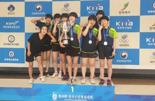 지난 27일 소년체전 탁구 여중 단체전에서 은메달을 딴 대성여중 선수들. 맨 왼쪽이 김아영 코치. [사진=월간탁구/더핑퐁]