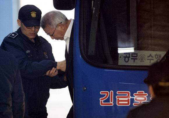 호송차에서 내리는 양승태 전 대법원장 - 사법행정권 남용 혐의로 구속기소 된 양승태 전 대법원장이 보석(보증금 등 조건을 내건 석방) 여부를 가릴 심문기일에 참석하기 위해 26일 오후 서초구 서울중앙지법에 도착, 호송차에서 내리고 있다. 2019.2.26 연합뉴스