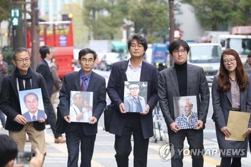 작년 11월 12일 한국과 일본의 시민단체 활동가와 강제징용 소송 피해자측 변호인이 한국 대법원의 손해배상 판결 이행을 촉구하는 요청서를 전달하기 위해 도쿄 일본제철(당시 신일철주금) 본사에 들어가는 모습 [연합뉴스 자료사진]
