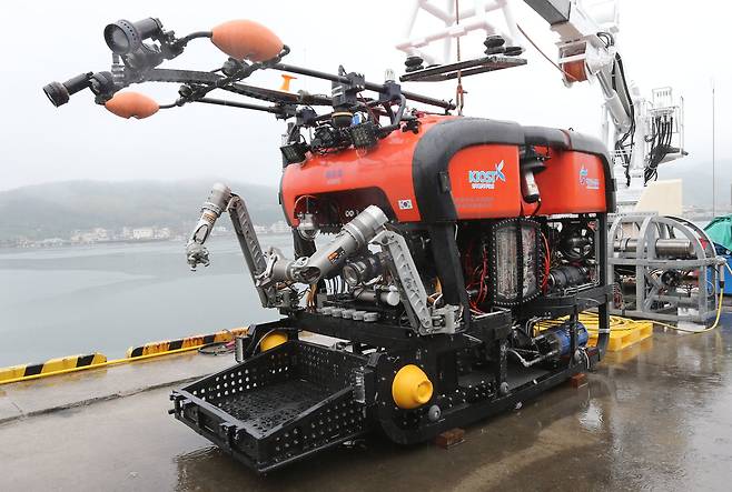 한국해양과학기술원 직원들이 2015년 5월 경남 거제시 장목면 한국해양과학기술원 남해연구소에서 무인 심해 잠수정 '해미래'호를 테스트하고 있다. [중앙포토]