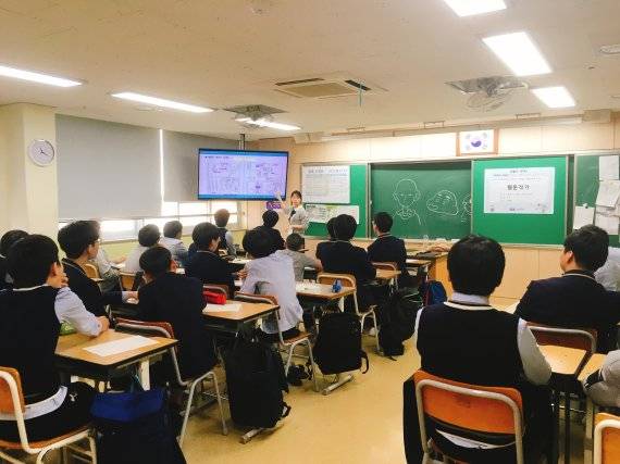 기간제 교사도 정규 교사와 마찬가지로 연수를 통해 1급 정교사가 될 수 있는 길이 열린다 /사진=fnDB