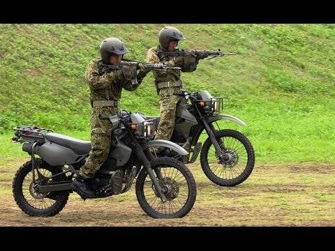 일본 육상자위대 오토바이 정찰팀이 기동 중 사격훈련을 하고 있다. [Twin Tyre 유튜브 캡처]