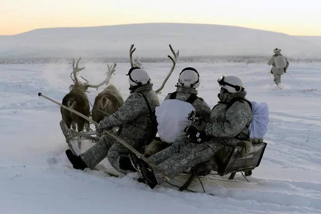 순록 썰매틀 타고 북극권 방어 훈련 중인 러시아 육군. [사진 러시아 국방부]
