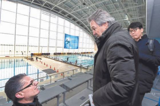 지난해 1월 광주광역시 남부대 국제수영장을 찾은 국제수영연맹(FINA) 대표단이 '2019광주세계수영선수권대회' 주경기장을 둘러보고 있다. [뉴시스]